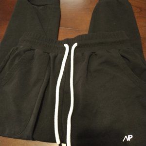 BLACK CAPRIS....EUC